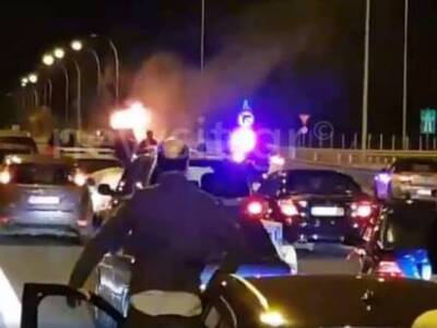 Αυτοκίνητο πήρε φωτιά στην Αθηνών-Λαμίας - ΦΩΤΟ 
