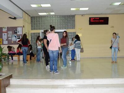 Υποτροφίες σ' επιστήμονες κι οικονομικά ...