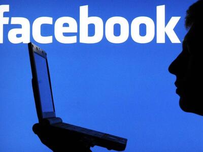 Οι μισοί χρήστες του Ίντερνετ στο Facebook