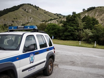 Αστυνομικοί κυνηγούν δύο νεαρούς στο ποτ...