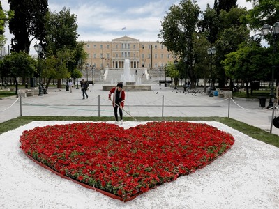Η κόκκινη καρδιά από 1.500 λουλούδια στο...