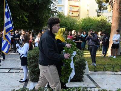 Πάτρα: Δύο αριστούχοι από το 5ο Γυμνάσιο παρέδωσαν τα προς κατάθεση στεφάνια στους επίσημους, για τον εορτασμό της Εθνικής επετείου