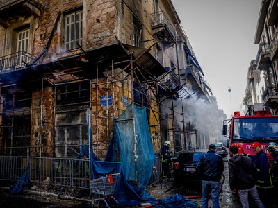 Εξάρχεια: Φωτιά σε ακατοίκητο κτίριο