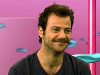 Ορέστης Τζιόβας: Το πρωί σερβιτόρος, το ...