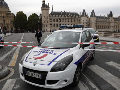 Παρίσι: Άνδρας επιτέθηκε με μαχαίρι σε α...