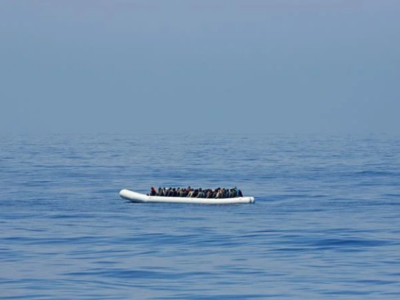 Ansa: Ακυβέρνητο πλοίο με 50 μετανάστες ...
