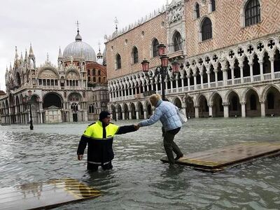 Βενετία: Οι γονδολιέρηδες έγιναν δύτες