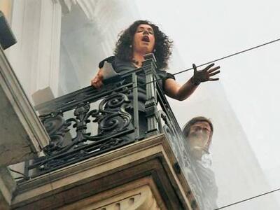 Tο σύνθημα που σοκάρει έξω από το κτίριο...