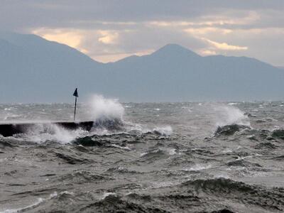 Δεμένα στα λιμάνια τα πλοία λόγω των ισχ...