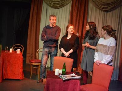 Ο Κώστας Νταλιάνης, σκηνοθέτης με το cas...