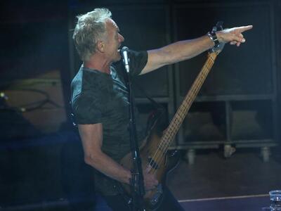 Ο Στίνγκ στο Ηρώδειο με τη σκούπα στο χέ...