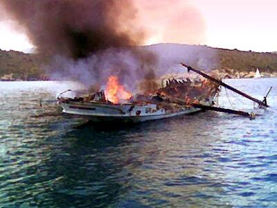 Βυθίστηκε το σκάφος που έπιασε φωτιά ανο...