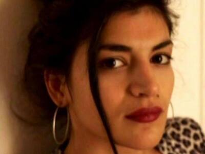 Άγριες Μέλισσες: Η όμορφη κοπέλα που ανα...