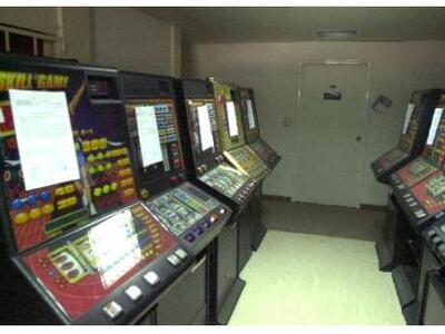 Έφοδος της Αστυνομίας σε κατάστημα με &q...