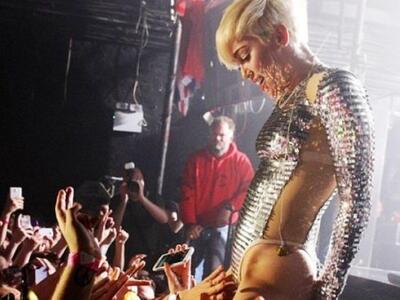 H Miley Cyrus ξέφυγε και άφησε τους φαν ...