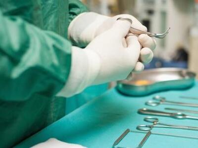 Ποιος είναι ο γιατρός που ζητούσε φακελά...