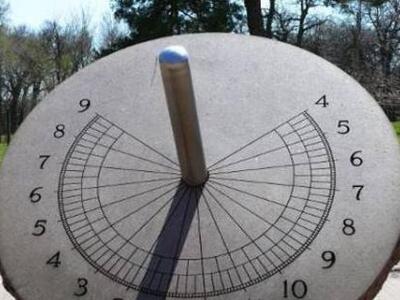 Ηλιακό ρολόι στην πλατεία Δημοκρατίας στο Αγρίνιο