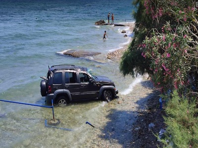 Απίστευτο τροχαίο: Αυτοκίνητο κατέβηκε «...
