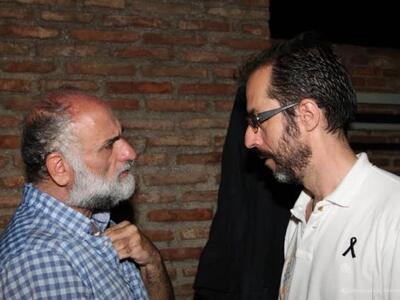 Ο Ανδρέας Α. Ανδριόπουλος συνομιλεί στα ...