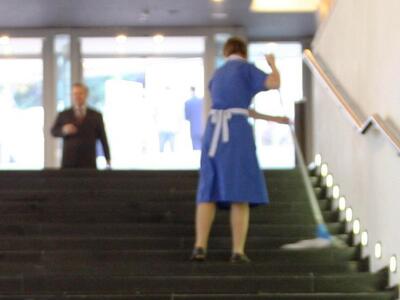 Πάτρα: Στα… θρανία οι καθαρίστριες του ν...