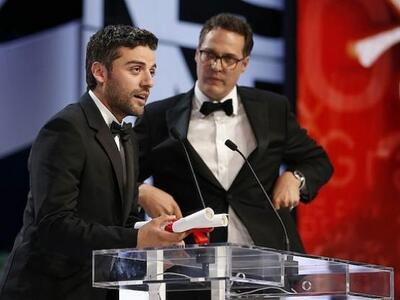 Ο Όσκαρ Άιζακ που παρέλαβε το βραβείο γι...