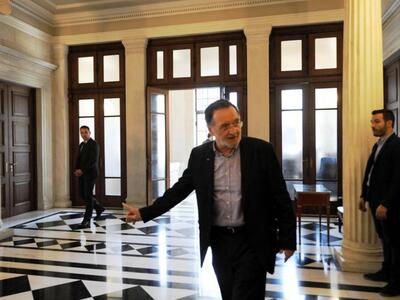 Φωτιά στο twitter από την "υπόκλιση...