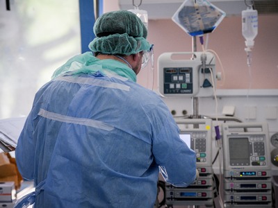 Κορωνοϊός: 11.883 νέα κρούσματα, 631 στη...