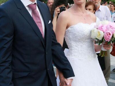 Ζευγάρι… από τα σκαλιά της εκκλησίας στο...