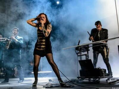 Οι Kadebostany ανεβαίνουν στην σκηνή του...