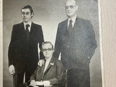 Οικογενειακή φωτ. της εκλιπούσης με τον ...