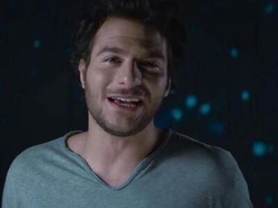 Η Γαλλία με τον τραγουδιστή Amir και το ...