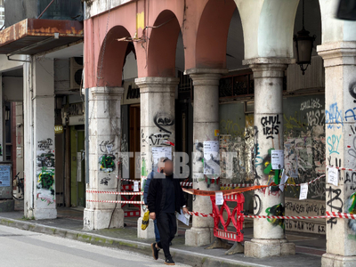Πάτρα: Οι πεζοί περπατούν στο δρόμο στην...