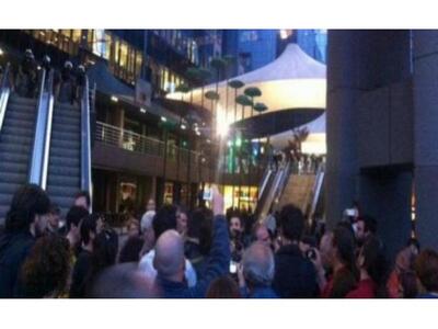 Διαμαρτυρία έξω από το Mega  την ώρα του δελτίου