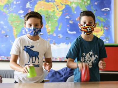 Οι αρνητές της μάσκας και η ηλικία των ε...