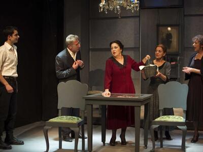 Σε σκηνή της θεατρικής παράστασης "...