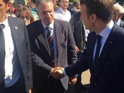 Η χειραψία Μακρόν - Κατσικόπουλου στη Γα...