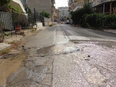 Πάτρα: Πηγή με... γάργαρο νερό στη μέση ...