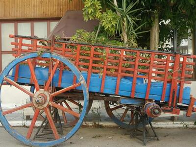 Πάτρα: Ένα κάρο το οποίο έσερναν άλογα, ...
