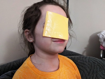 #CheeseChallenge: Γονείς πετούν φέτες τυ...