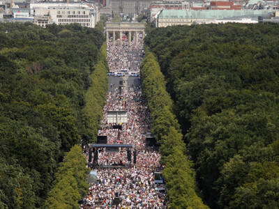 Γερμανία: Χιλιάδες στους δρόμους κατά τω...
