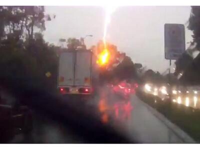 Ο κεραυνός χτύπησε το δέντρο και όχι τα αυτοκίνητα