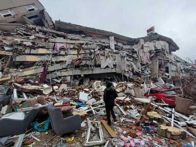 Σεισμός στην Τουρκία: Σταματούν οι έρευν...