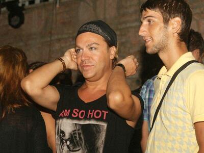 Που κάνει διακοπές γνωστός κομμωτής; 