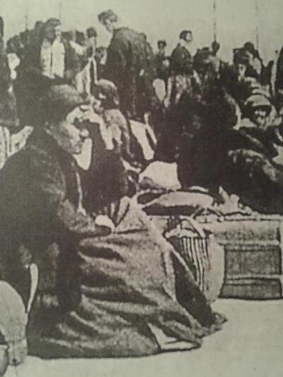 Μετανάστες στο λιμάνι της Πάτρας,περιμέ...