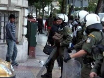 Συγκέντρωση αντιεξουσιαστών έξω από το υ...