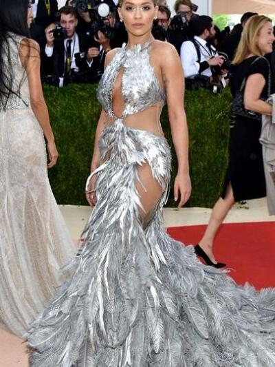 Γεματη ασημένια φτερά Vera Wang η Ρίτα Ορα