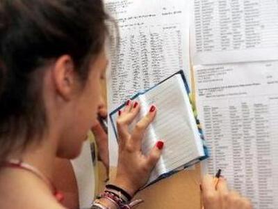 Πανελλαδικές: Ανεβαίνουν νομικές και αστ...