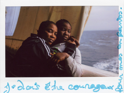 Σε μια φωτογραφία polaroid της Bintou (α...