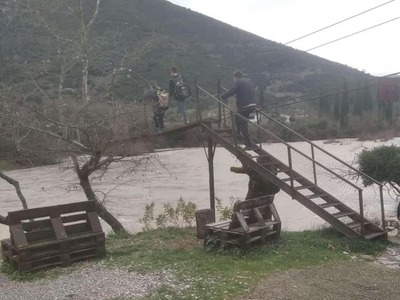 Δυτική Ελλάδα- Εύηνος: Σε κίνδυνο ζωές μαθητών – Πέρασαν αιωρούμενοι από συρμάτινη γέφυρα -ΦΩΤΟ