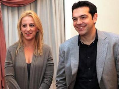 Ο κύριος πρόεδρος συνοδεύεται...